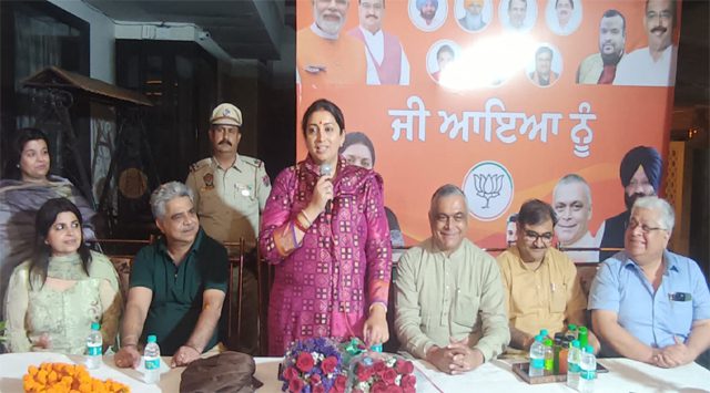 केंद्रीय मंत्री Smriti Irani ने बूथ वर्कर्स से मुलाकात कर की चुनावी समीक्षा, बढ़ाया हौंसला