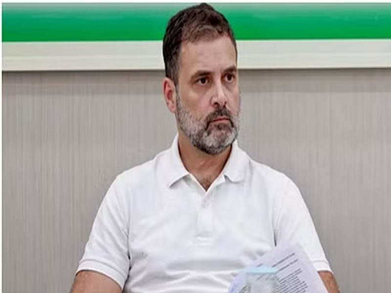 आनंद विहार के रेलवे स्टेशन पर कांग्रेस नेता राहुल गांधी ने कुलियों से की मुलाकात