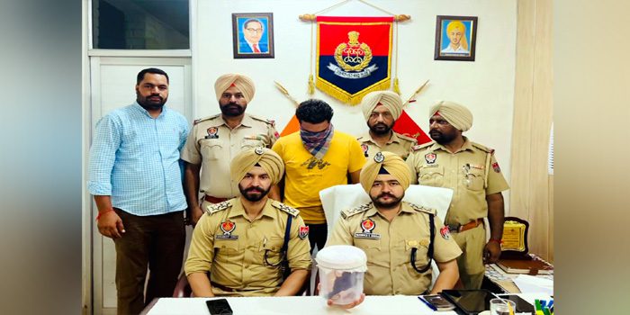 अवैध हथियार रखने के आरोप में व्यक्ति गिरफ्तार, लग्जरी कार भी जब्त