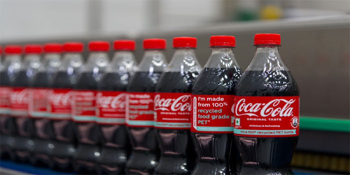 Coca-Cola India ने कार्बोनेटेड बेवरेज की श्रेणी में 100% रिसाइकल्‍ड PET बोतलों को किया लॉन्च
