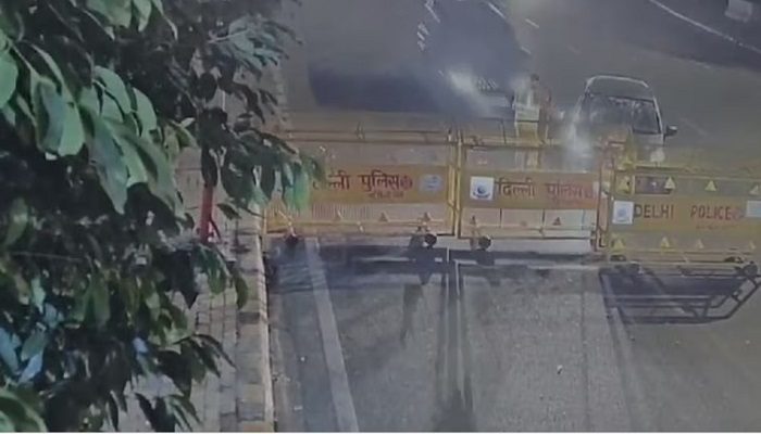 कई फीट हवा में उछला और फिर...चेकिंग कर रहे दिल्ली पुलिस के जवान को SUV ने  मारी जोरदार टक्कर... देखें Video - Dainik Savera Times | Hindi News Portal