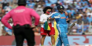 Virat Kohli को गले लगाने मैदान में घुसा फिलिस्तीन समर्थक प्रशंसक