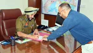 Amritsar के नए पुलिस कमिश्नर Gurpreet Singh Bhullar ने संभाला पदभार