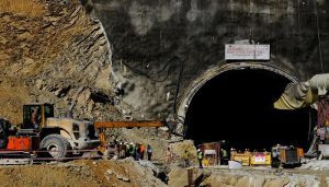 Uttarkashi Tunnel: सुरंग में फंसे 41 मजदूरों को बचाने के लिए रेस्क्यू जारी, सेना ने संभाली कमान…PM मोदी ने ली जानकारी