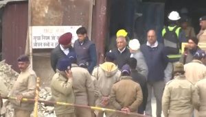 Uttarkashi Tunnel: टनल के अंदर मजदूरों तक पहुंची NDRF…फूल माला लेकर इंतजार में खड़े लोग