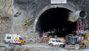 Uttarkashi Tunnel: ऑगर मशीन खराब होने के कारण रुका रेस्क्यू, मजदूरों को बचाने के लिए अब प्लान B पर काम