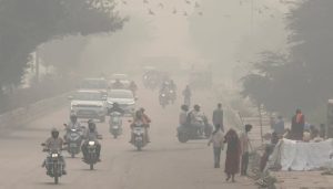 Delhi pollution: दिल्ली में और जहरीली हुई आबोहवा, 400 के पार पहुंचा AQI…लागू हो सकता है ऑड-ईवन!