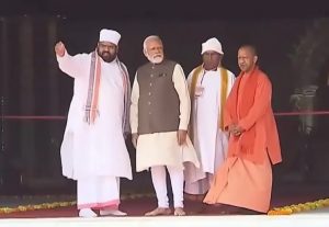 PM Modi का Varanasi में दूसरा दिनः पीएम ने उमराहा में स्वर्वेद महामंदिर का किया उद्घाटन, दीवारों पर लिखे दोहे भी पढ़े