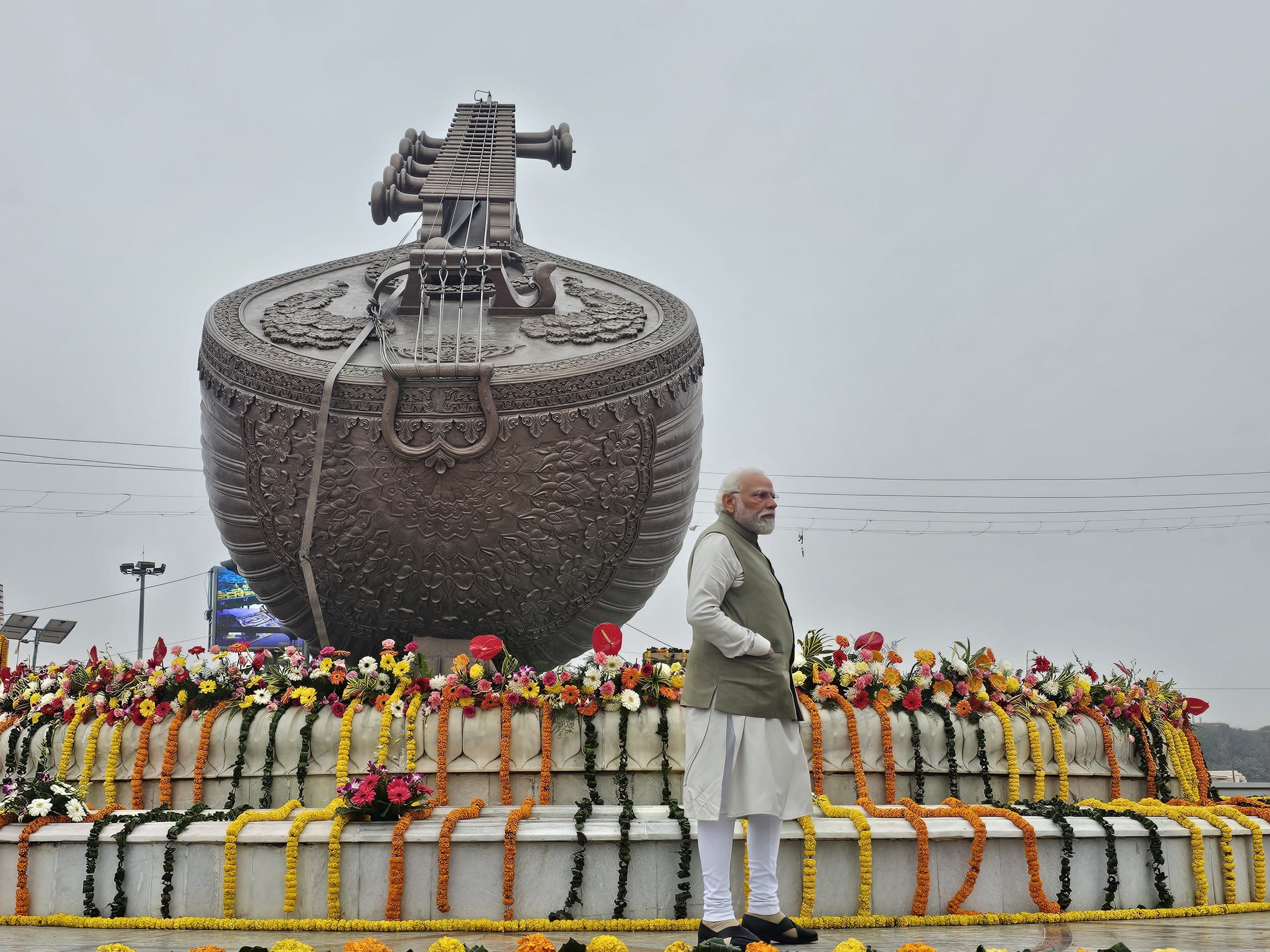 लता मंगेशकर चौक पर पहुंचकर पीएम ने लता जी को दी पुष्पांजलि
