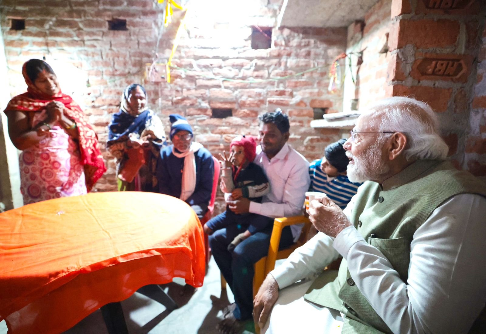 रामोत्सव 2024ः अयोध्या में मीरा के घर अचानक चाय पीने पहुंचे पीएम मोदी