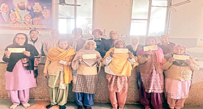 सरबत दा भला चैरिटेबल ट्रस्ट ने जरूरतमंदों को चैक किये वितरित