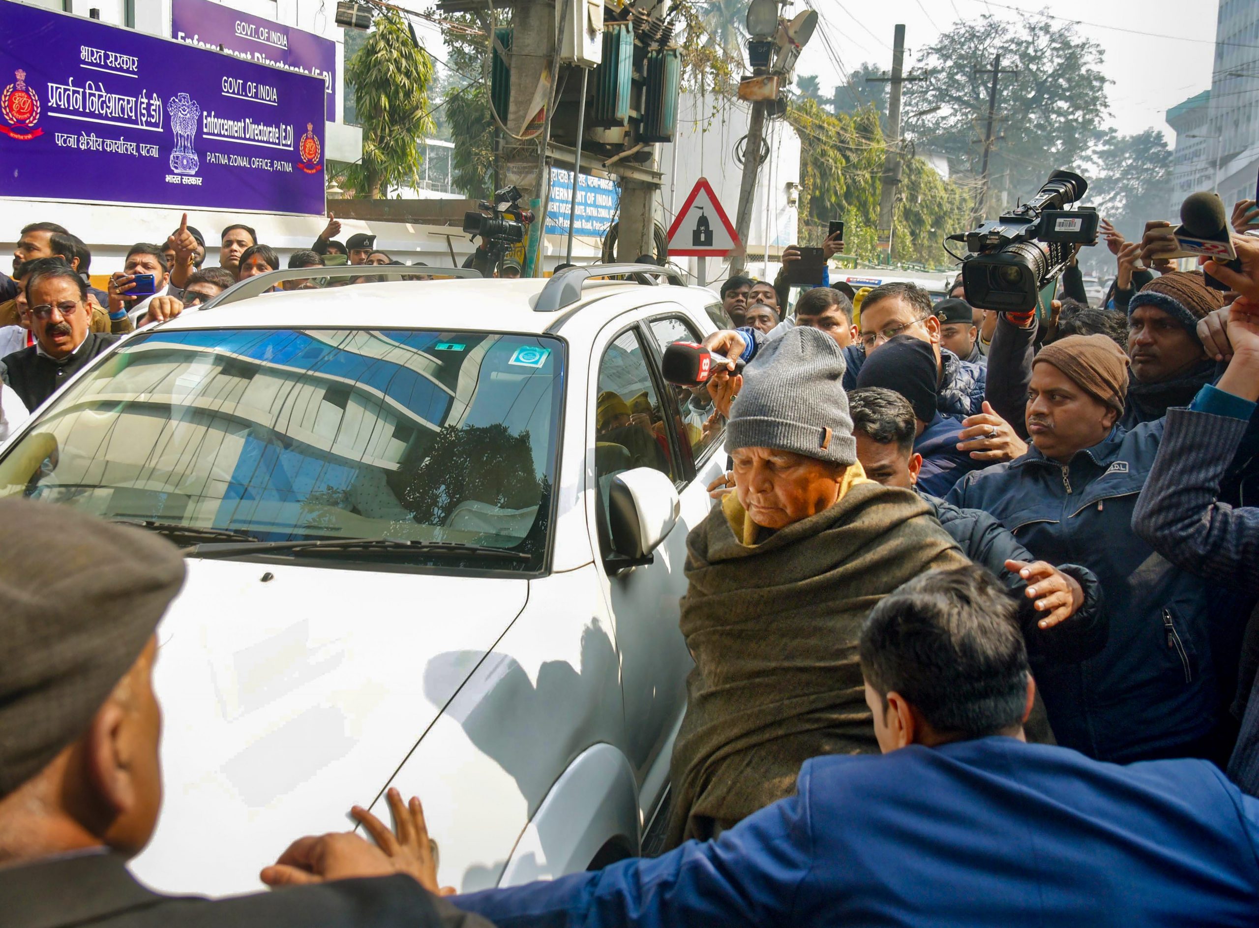लालू प्रसाद यादव 10 घंटे की पूछताछ के बाद ED दफ्तर से घर लौटे, आज तेजस्वी से भी पूछताछ