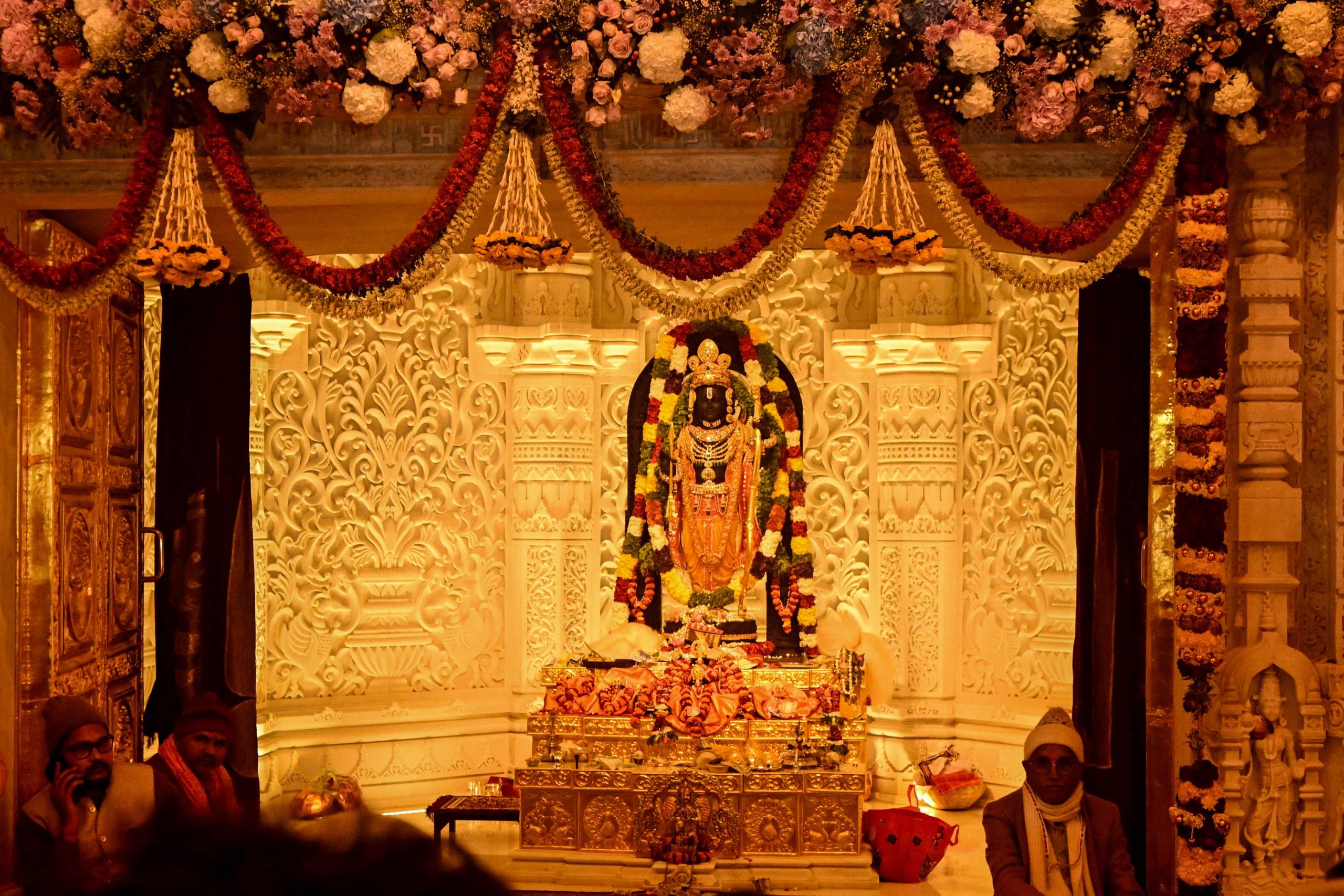 अयोध्या: आम लोगों के लिए राम मंदिर खुलते ही आस्था के आगे कड़कती सर्दी भी हुई फेल, सुबह तीन बजे से ही भक्त दर्शन के लिए लगे लाइन में