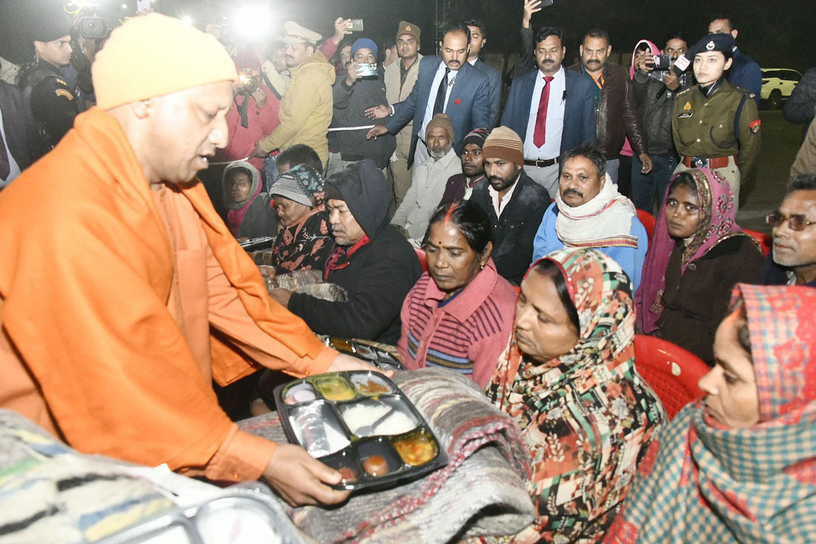UP : मुख्यमंत्री योगी ने रैन बसेरों में जरूरतमंदों को कंबल और भोजन बांटा