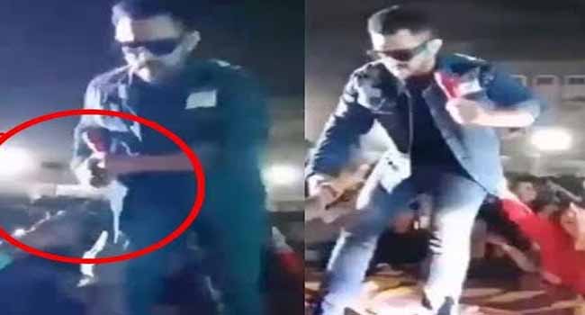 Aditya Narayan’s video goes viral on social media, viewer seen hitting mic