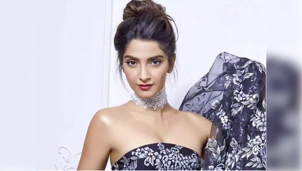 Bollywood actress ‘Sonam Kapoor’ becomes the showstopper of Blenders Pride Glassware Fashion Next – Dainik Savera Times
