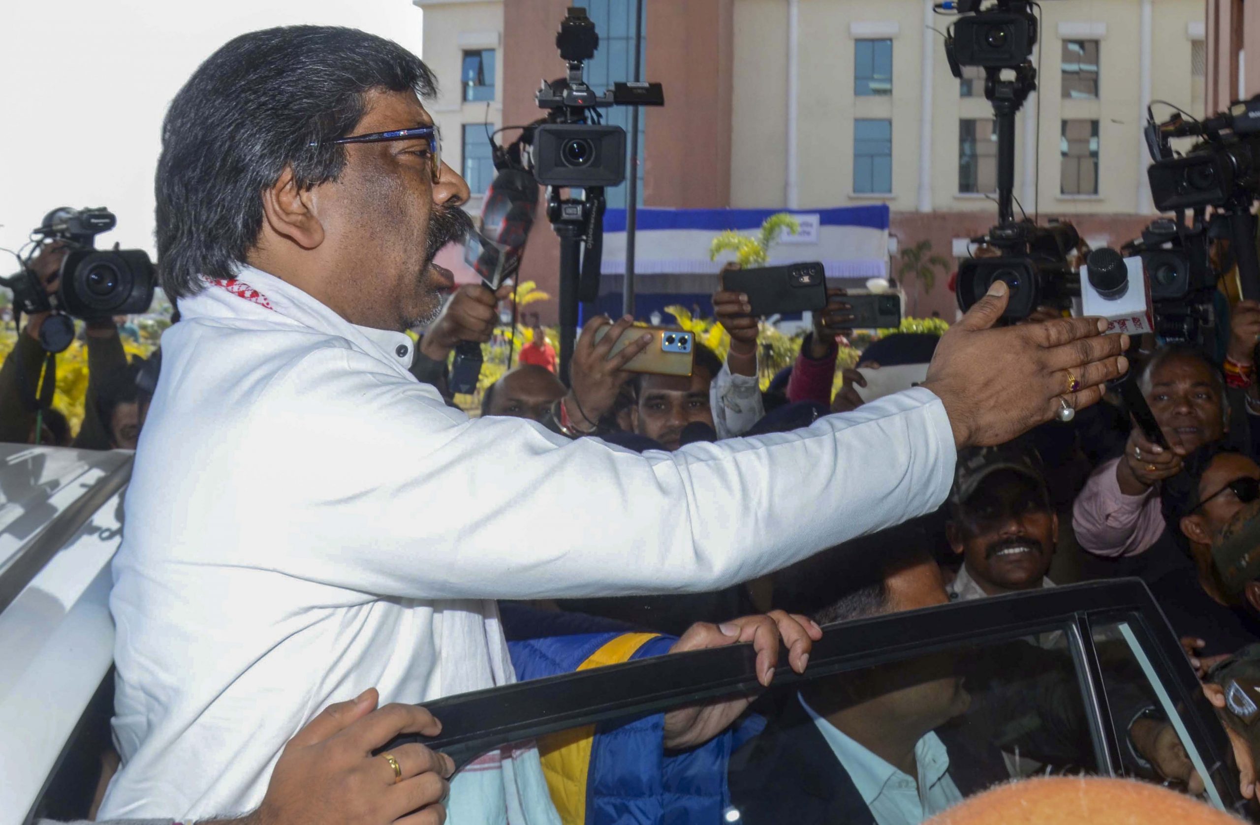 झारखंड के पूर्व CM हेमंत सोरेन विश्वास मत में हिस्सा लेने विधानसभा पहुंचे