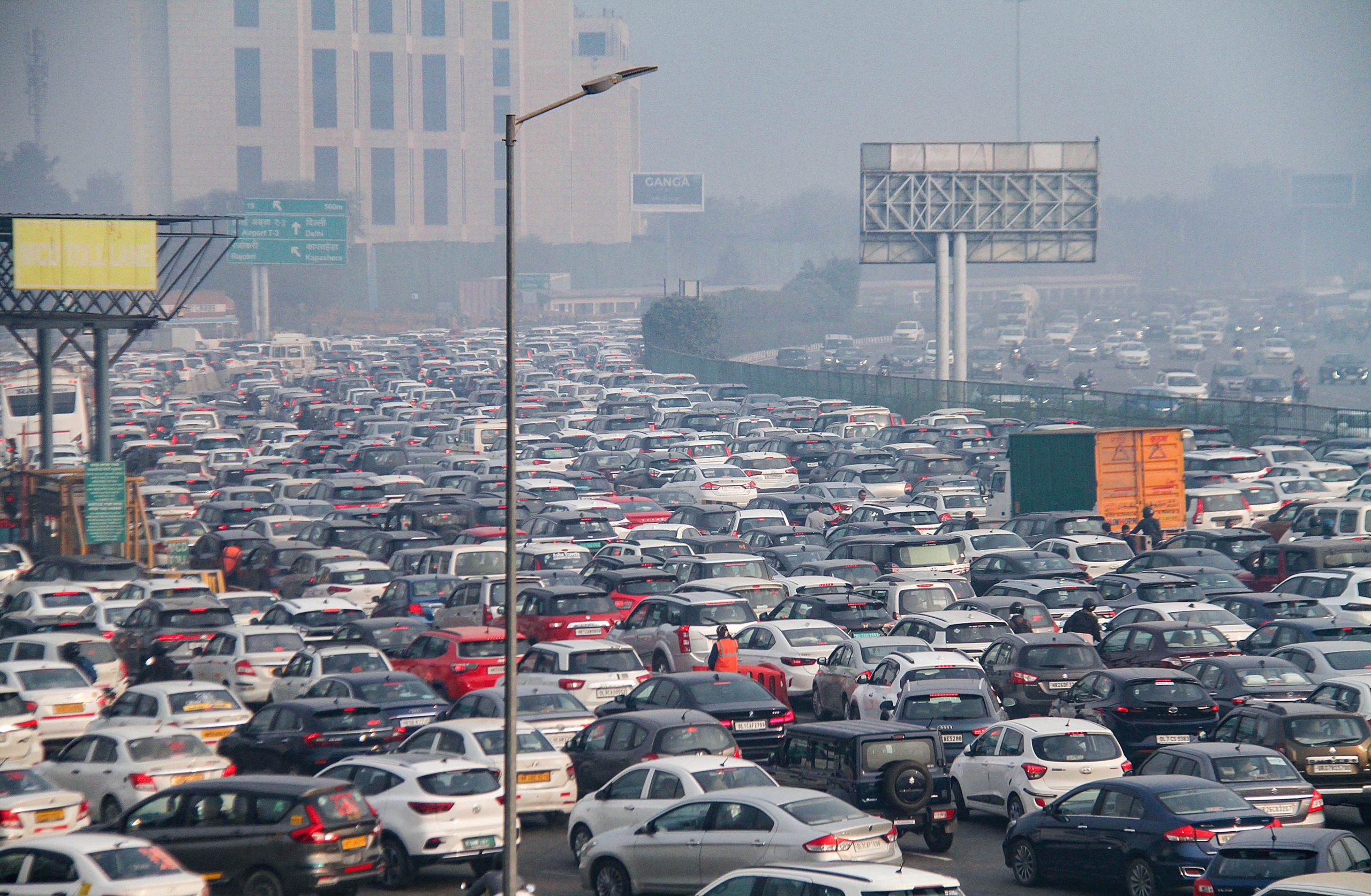 Traffic jam : गाजीपुर बॉर्डर पर लगा भारी-भरकम जाम से रेंगते नजर आये वाहन, लोग बोले कहां फंस गये हम