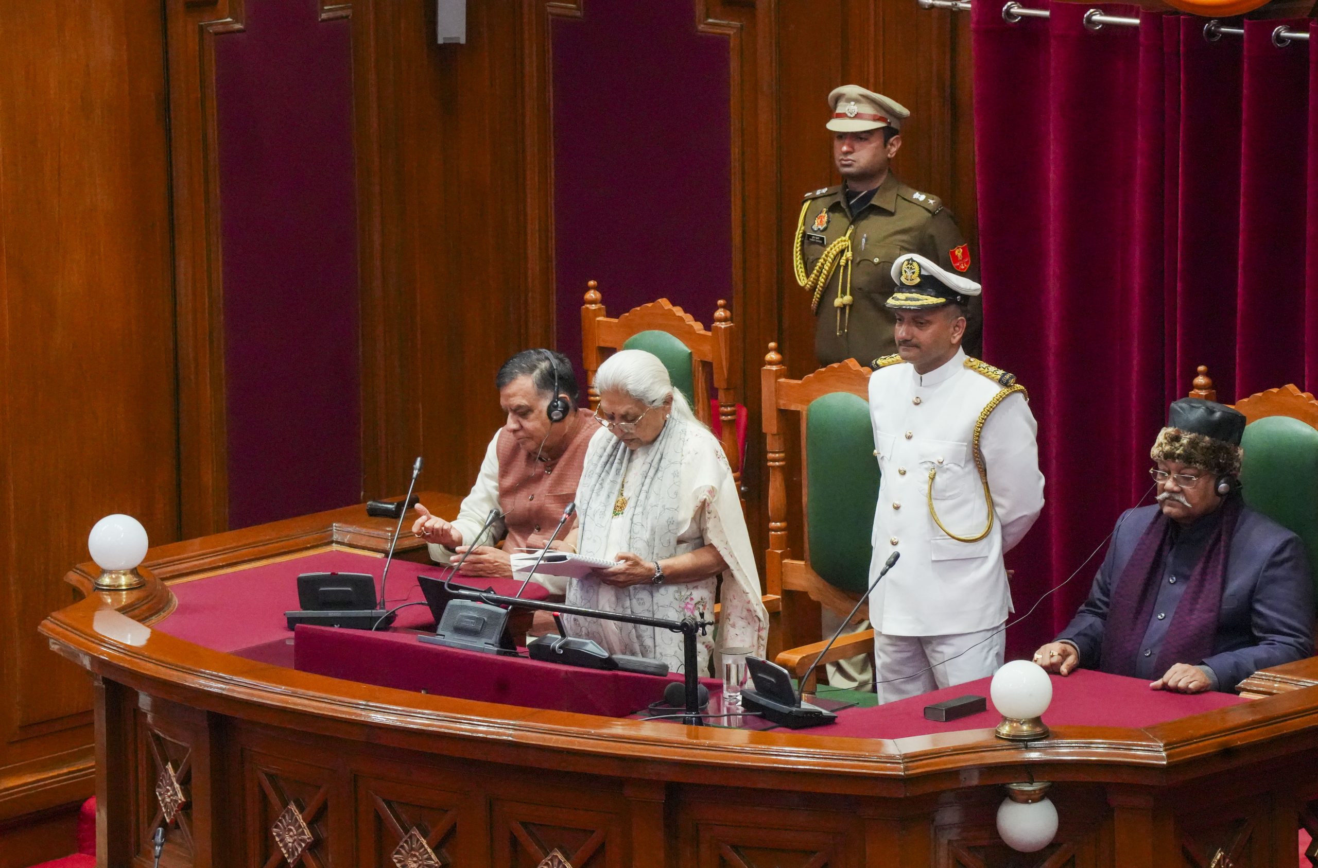 यूपी में बजट सत्र की शुरुआत, राज्यपाल ने पढ़ा अभिभाषण, विपक्ष ने किया हंगामा