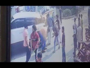 जमीनी विवाद में पलवल के सरकारी अस्पताल में चले लात-घूंसे, कर्मचारियों से मारपीट, कारों में सवार होकर आए थे  25 हमलावार