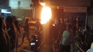 UP News: विवाहिता के फांसी लगाने पर मायके वालों ने ससुराल को फूंका, सास-ससुर की…