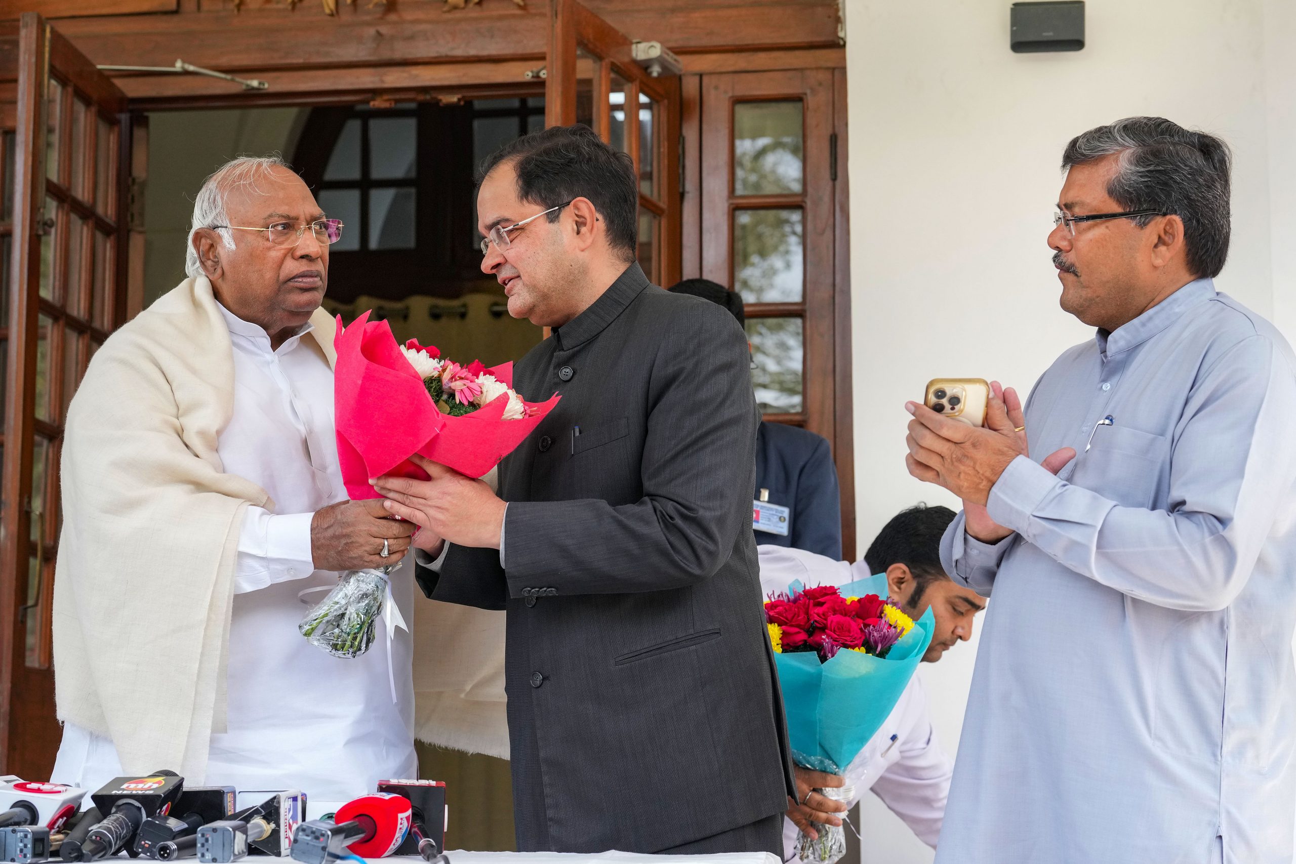 हिसार से BJP सांसद बृजेंद्र सिंह ने पार्टी से दिया इस्तीफा, कांग्रेस में हुए शामिल