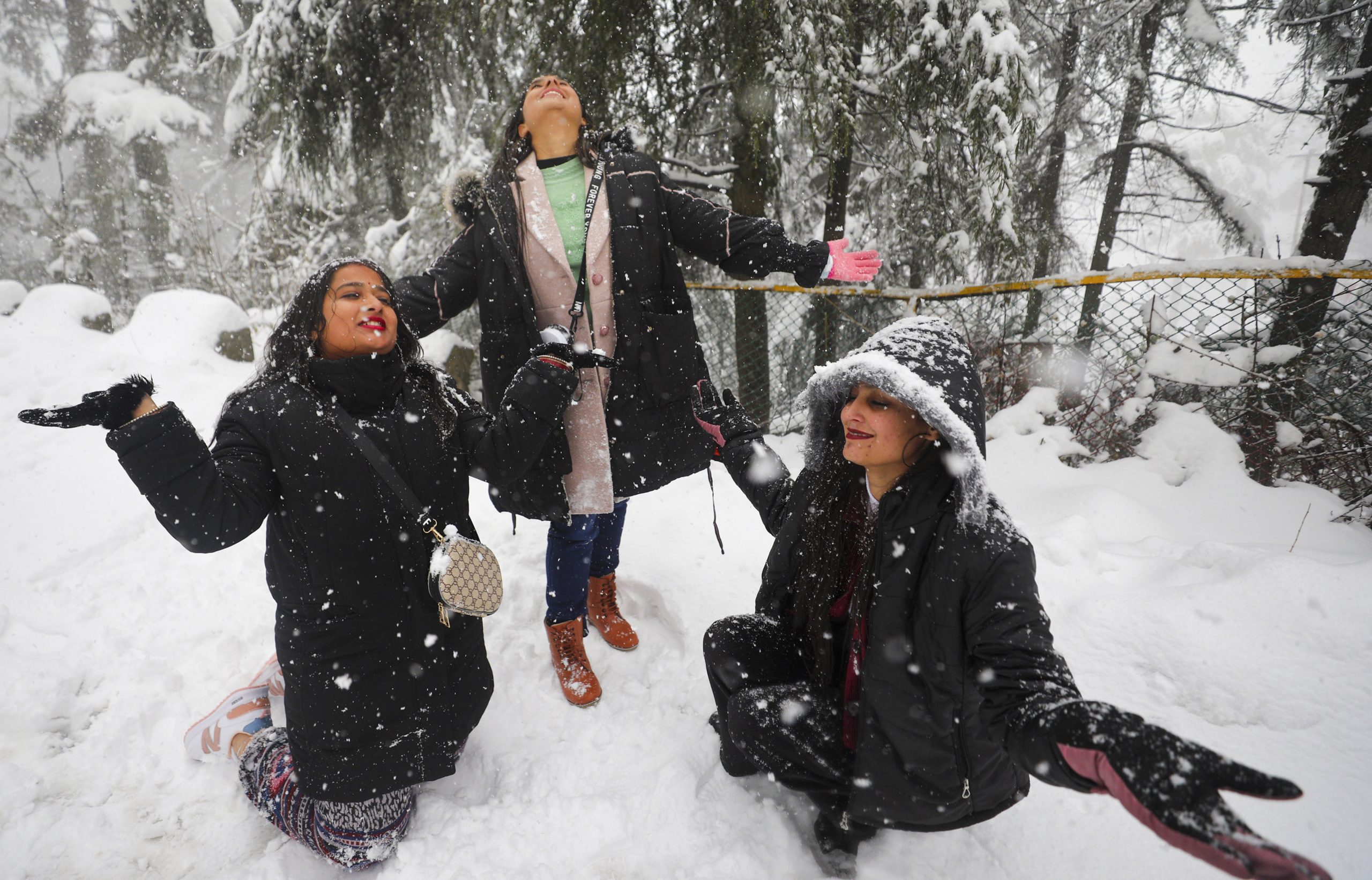 कश्मीर और हिमाचल प्रदेश के ऊंचाई वाले इलाकों में ताजा बर्फबारी, पंजाब में भी कल से हो रही हल्की बारिश