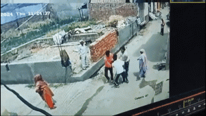6 हजार रुपये के लिए इलेक्ट्रीशियन का अपहरण कर बेरहमी से पिटाई करने का CCTV वीडियो आया सामने