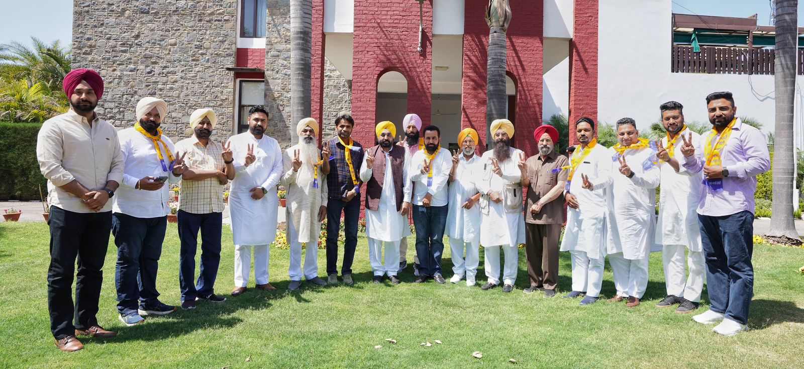 शिअद के कई पार्षद व कांग्रेस के कई नेताओं ने थामा ‘आप’ का दामन, CM मान की अगुवाई में पार्टी में हुए शामिल
