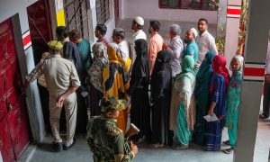 पश्चिम बंगाल की आठ लोकसभा सीटों पर मतदान जारी, झड़प में TMC नेता की मौत