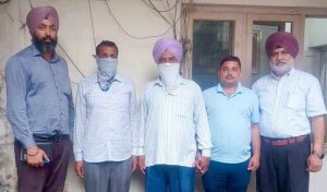 Vigilance Bureau ने PSPCL लाइनमैन और पूर्व सरपंच को 12000 रुपये रिश्वत लेते हुए किया गिरफ्तार