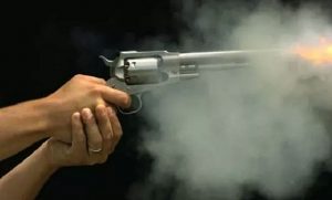 CRIME NEWS : वडाला चौक के बीचों-बीच बस से उतरे युवक को अज्ञात नकाबपोश ने मारी गोली