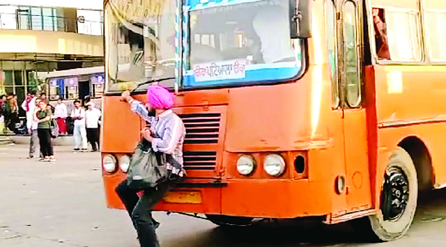 बस में नहीं मिली जगह तो बस के आगे बंपर पर जा बैठा यात्री