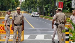 दिल्ली-रोहतक रोड पर नाकाबंदी कर खड़े पुलिसकर्मियों को रौंदने की कोशिश, पुलिस कार को रोकने के लिए किए फायर