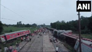 Gonda Train Accident : चंडीगढ़-डिब्रूगढ़ एक्सप्रेस के 14 डिब्बे पटरी से उतरे, तीन लोगों की मौत; 34 घायल