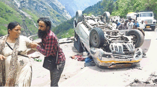 हेमकुंट साहिब से वापस लौट रहे यात्रियों का वाहन पलटा, अमृतसर-तरनतारन के 9 श्रद्धालु घायल
