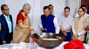 पारंपरिक हलवा समारोह में शामिल हुईं वित्त मंत्री, बजट दस्तावेज को अंतिम रूप देने का काम शुरू