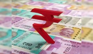 रुपया शुरुआती कारोबार में एक पैसे की बढ़त के साथ 83.72 प्रति डॉलर पर खुला