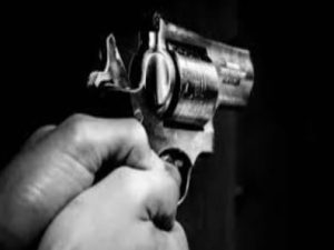 डबल मर्डर से गांव में मचा हड़कंप, पड़ोसी महिला की हत्या कर खुद को मारी गोली