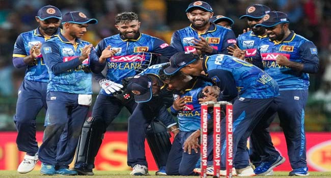 IND vs SL 2nd ODI: श्रीलंका ने भारत को 32 रनों से दी मात, 6 विकेट लेकर वेंदेरसे बने ‘मैन ऑफ द मैच’