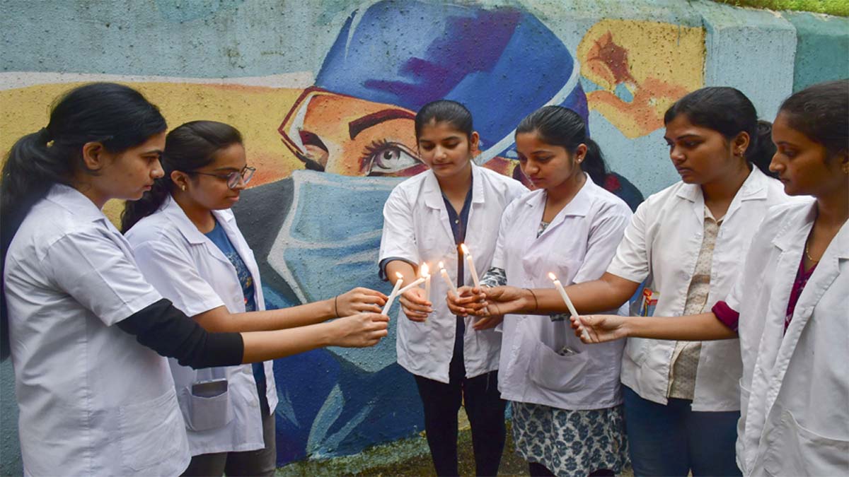 Kolkata में ट्रेनी Doctor के साथ हुई बर्बरता पर आक्रोशित डॉक्टर्स ने भिवानी में निकाला कैंडल मार्च