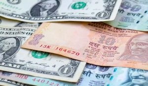 Rupee vs Dollar: रुपया शुरुआती कारोबार में 7 पैसे मजबूत होकर 83.82 प्रति डॉलर पर पहुंचा