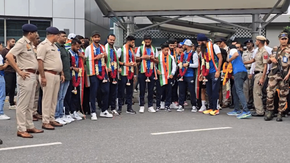 BREAKING : भारतीय हॉकी टीम पेरिस से लौटी, दिल्ली एयरपोर्ट पर हुआ खिलाड़ियों का जोरदार स्वागत