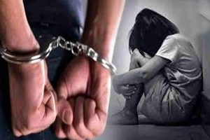 किशोरी से सामूहिक दुष्कर्म के आरोप में चार लोग गिरफ्तार, मुख्य आरोपी फरार