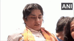 विनेश फोगाट भारत लौटीं, इंदिरा गांधी एयरपोर्ट के बाहर भावुक हुईं पहलवान, ढोल-नगाड़ों के साथ हुआ भव्य स्वागत