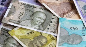 शुरुआती कारोबार में रुपया अमेरिकी डॉलर के मुकाबले पांच पैसे बढक़र 83.87 पर पहुंचा