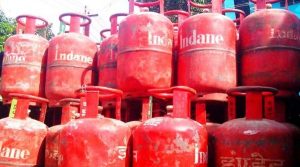 LPG Price Hike: नया महीना आते ही आम जनता को लगा महंगाई का झटका… कमर्शियल LPG सिलेंडर हो गए महंगे, अभी चेक करें नए रेट