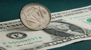 Rupee vs dollar: शुरुआती कारोबार में अमेरिकी डॉलर के मुकाबले रुपया पांच पैसे बढक़र 83.91 पर पंहुचा