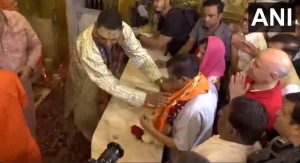 BREAKING : कनॉट प्लेस में बजरंग बली के दर पर पहुंचे CM अरविंद केजरीवाल, हनुमान मंदिर में की पूजा-अर्चना