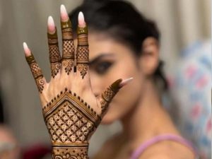 इस इलाके में प्रेमी के जेल जाने के गम में प्रेमिका ने मेहंदी से नाम लिखकर की खुदकुशी